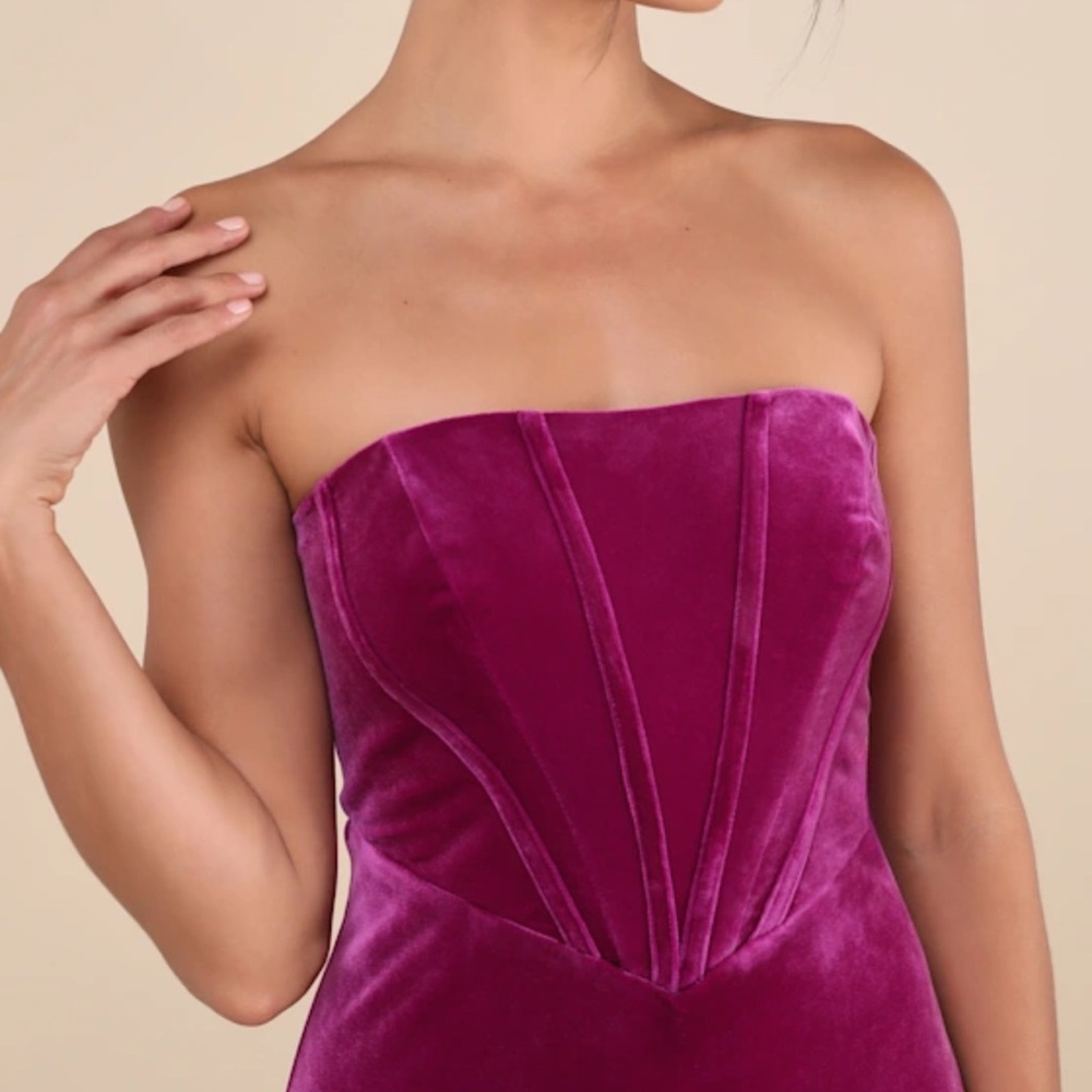 Elegant Velvet Evening Dress in Rich Purple - Picture 4 of 8
